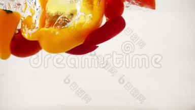 蔬菜、辣椒、西红柿和泡泡一起掉进水里，慢动作特写